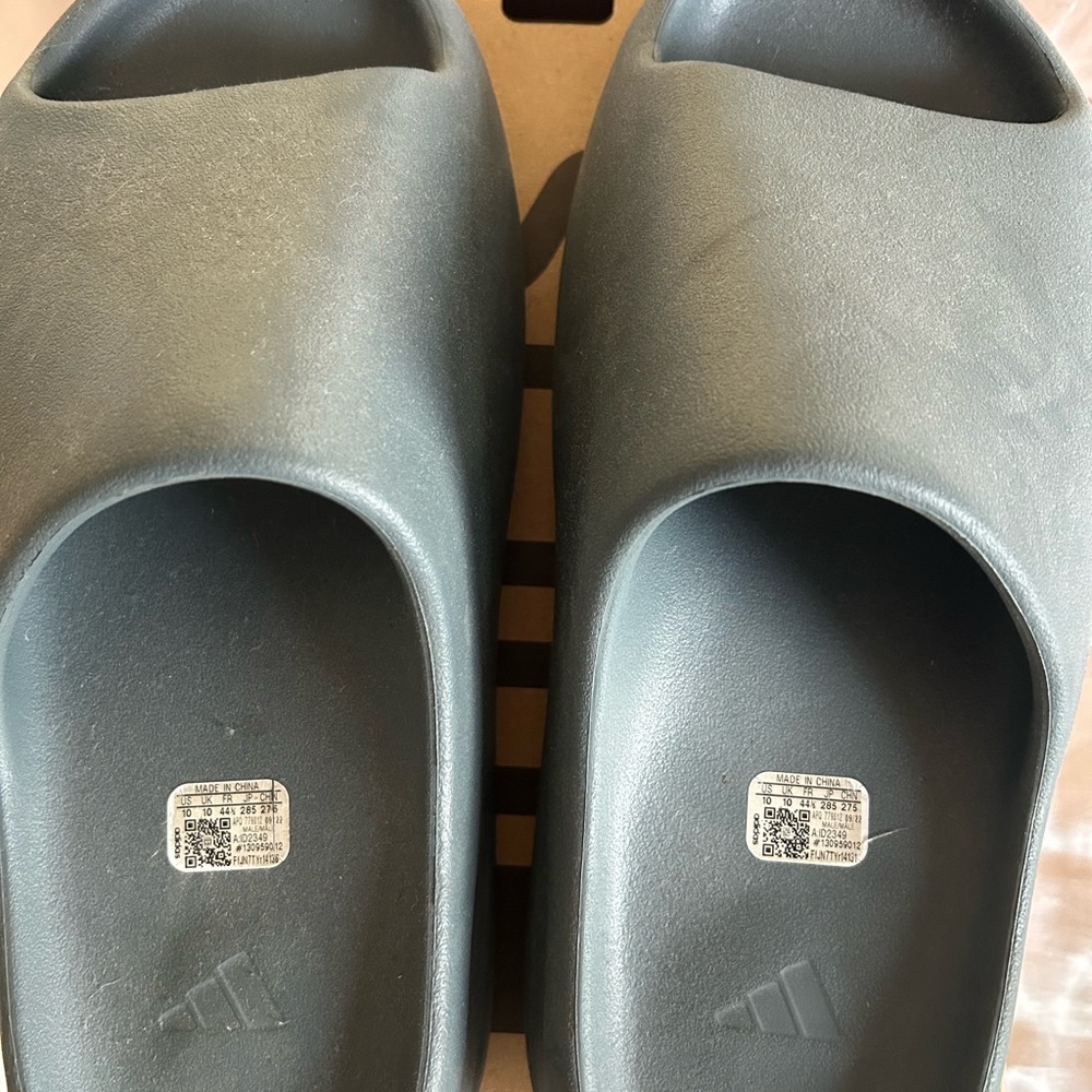 Yeezy Slides - image 2